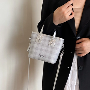 Mini sac seau à carreaux gris argenté avec poignées en cuir et bandoulière métallique