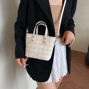 Sac seau chic à damier crème avec poignée supérieure et bandoulière pour femmes