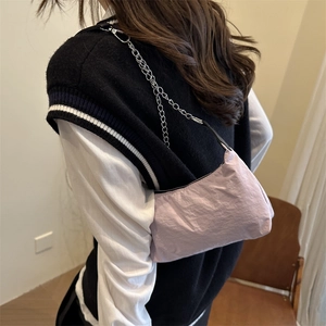 Sac polochon en toile lavande avec chaîne argentée porté par un mannequin