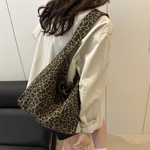 Sac fourre-tout en toile à motif léopard avec bandoulière large pour un style décontracté