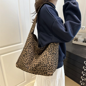Sac fourre-tout minimaliste en toile imprimé léopard avec design d'épaule spacieux