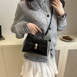 Sac baguette en cuir verni noir de qualité avec boucle en U dorée et bandoulière chic