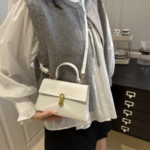Sac baguette blanc brillant avec fermoir doré, élégant pour le travail quotidien