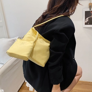 Borsa a spalla in nylon giallo brillante con mini custodia e ricamo enjoy life moda