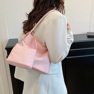 Set borsa a secchiello in nylon rosa con tracolla e goffratura 'Enjoy The Life' esterna