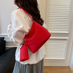 Moderna borsa a secchiello in nylon rosso per donna con un piccolo ciondolo portamonete staccabile