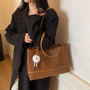 Grand sac cabas à imprimé léopard avec anses marron et charmant pendentif en peluche