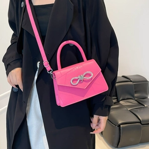 Borsa a mano fucsia con trama coccodrillo e fibbia a fiocco con strass per donna elegante