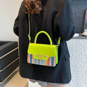 Sac bandoulière tendance vert avec texture tissée colorée porté par un mannequin femme