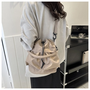 Lifestyle foto van beige nylon emmertas met trekkoord in een modern interieurontwerp