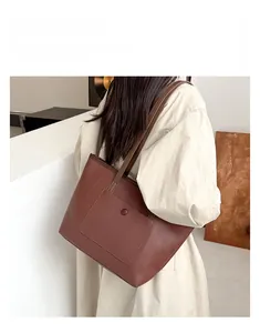 Détail d'un grand sac cabas marron en similicuir avec poche à bouton-pression pour le bureau