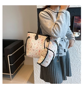 Détail du sac fourre-tout crème avec motifs d'ours et petite pochette assortie