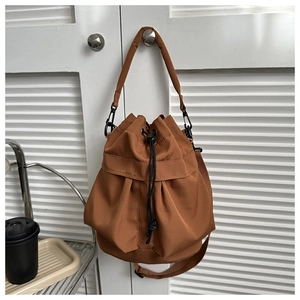 Détail du sac à cordon marron tabac avec une texture en nylon haute densité