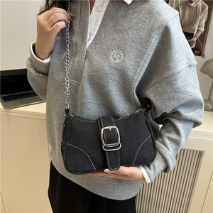 Modische schwarze Denim-Umhängetasche mit silberner Schnalle und weißen Ziernähten