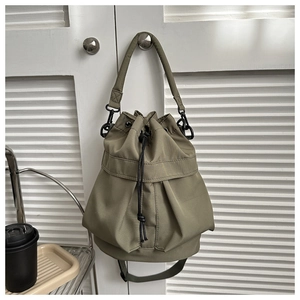 Vue détaillée d'un sac seau vert militaire à cordon suspendu à une poignée blanche
