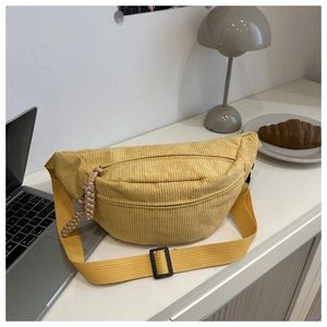 Détail du sac banane en velours côtelé jaune avec sangle réglable et texture