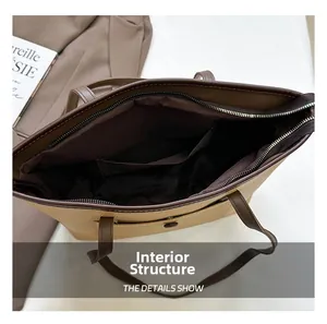 Vue du haut de l'intérieur du sac fourre-tout bicolore avec fermeture éclair et cuir grainé