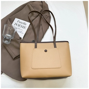 Vue détaillée du sac cabas beige texture litchi avec poche et bandoulière marron foncé