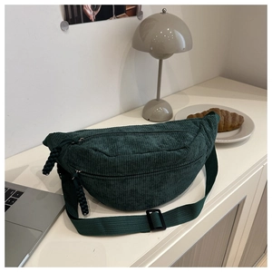 Détail du sac banane en velours côtelé vert foncé montrant la texture et la fermeture