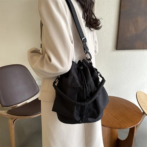 Sac seau noir polyvalent à cordon avec large bandoulière réglable pour le quotidien