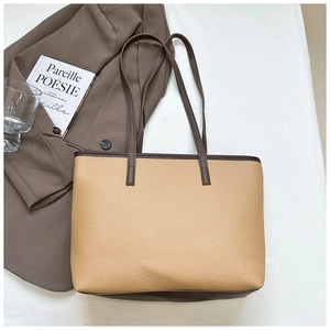 Détail du grand sac cabas en cuir grainé beige et marron pour un style chic urbain