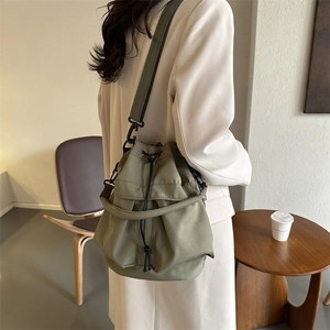 Sac seau vert armée polyvalent avec cordon de serrage, grande capacité et bandoulière