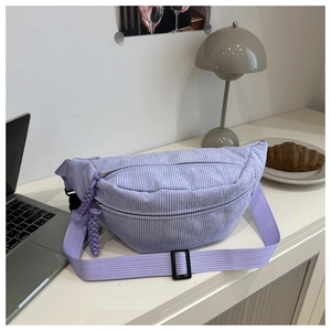 Détail du sac banane en velours côtelé lilas avec double fermeture éclair et sangle