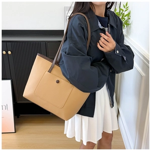 Photo lifestyle d'un grand sac cabas camel en cuir PU avec poche boutonnée contrastée