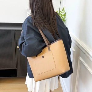 Grand sac cabas en cuir grainé camel avec bandoulières marron pour le quotidien