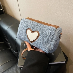 Sac Bandoulière Femme Laine d'Agneau Écusson Cœur Mignon Automne Hiver Petit Sac Carré Fermeture Éclair Sac à Main Assorti Quotidien