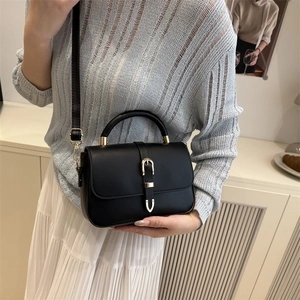 Sac à main minimaliste en cuir PU noir souple avec boucle dorée et bandoulière fine