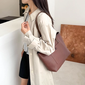 Sac cabas marron en cuir grainé avec bandoulière pour femme style chic décontracté