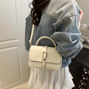 Sac à bandoulière chic en cuir blanc crème avec boucle métallique et poignée supérieure