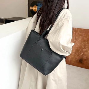 Grand sac cabas noir minimaliste en cuir avec texture grainée pour femme chic