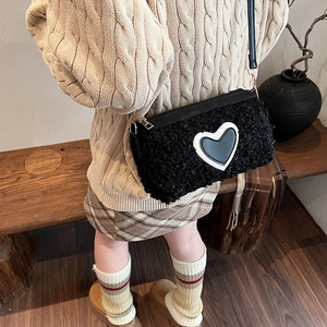 Sac cylindrique en peluche noire pour enfant avec motif cœur et bandoulière réglable