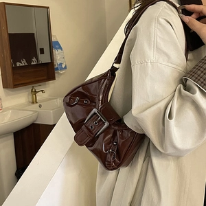 Minimalistische braune Lackleder-Achseltasche im Vintage-Halbmond-Design mit Silberschnalle