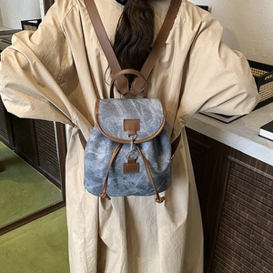 Zaino vintage da donna in tela blu e pelle marrone per uso quotidiano e viaggi di stile