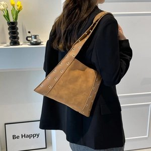 Sac fourre-tout en daim marron avec rivets métalliques et style motard urbain chic