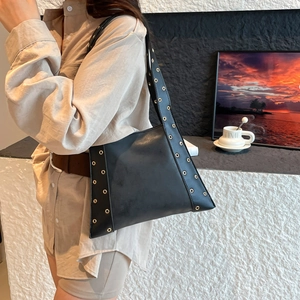 Sac fourre-tout noir à rivets pour femme avec œillets dorés et bandoulière de style vintage