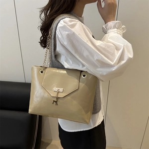 Fashionable khaki large capacity shoulder tote bag with gold chain and deer pendant detail