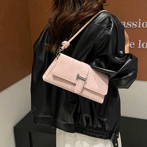 Sac baguette rose clair de style français avec boucle H argentée et bandoulière nouée