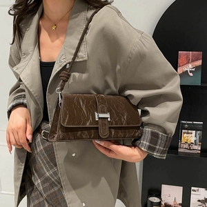 Sac baguette vintage en cuir plissé marron foncé avec boucle métallique argentée