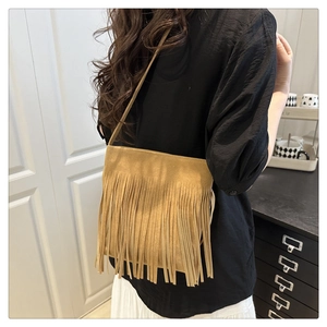 Détail du sac bandoulière en daim kaki avec longues franges et fine bandoulière réglable