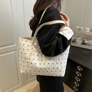 Grand sac cabas en tissu gaufré blanc avec broderie nœud noir et anses en cuir élégant