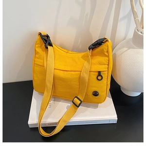 Detail der leuchtend gelben wasserdichten Nylontasche mit verstellbarem Gurt und Logo