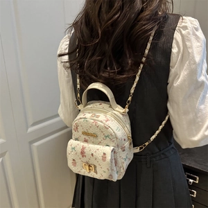 Mochila mini de cuero PU blanco con estampado floral, osos y cadena dorada