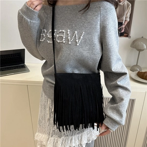 Sac bandoulière noir minimaliste à franges en daim avec un design élégant à glands