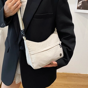 Minimalistische beige Nylon Hobo-Tasche für Damen mit verstellbarem Gurt für den Alltag