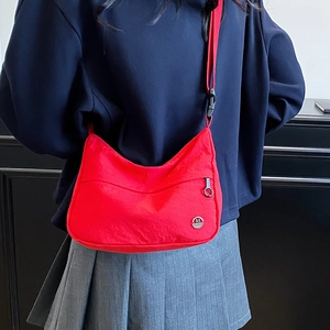 Rote große Umhängetasche aus Nylon mit verstellbarem Riemen und Metall-Logo