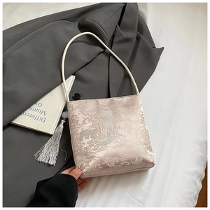 Dettaglio della borsa a secchiello in seta jacquard stile cinese con motivo paesaggistico